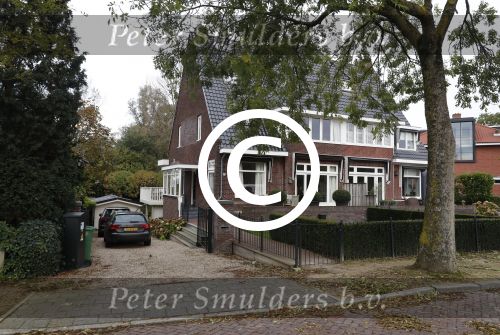 Amsterdam 12 oktober 2017  
Humberto Tan  en zijn vrouw Ineke hun auto\'s voor hun huis