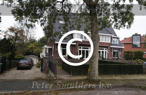 Amsterdam 12 oktober 2017  
Humberto Tan  en zijn vrouw Ineke hun auto\'s voor hun huis