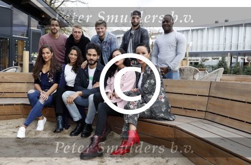Amsterdam 26 oktober 2017 
De deelnemers-presentatie van het tv-programma Into The Waves Bovenste rij v.l.n.r. Miro Kloosterman, Joshua Nolet (ChefSpecila), Tim Douwsma, Donny Roelvink en Negativ (Maurits Delchot). Onderste rij v.l.n.r Nochtli Peralta Alvares, Touriya Haoud, Kay Nambiar, Christina Curry en Sonja Silva