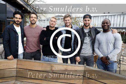 Amsterdam 26 oktober 2017 
De deelnemers-presentatie van het tv-programma Into The Waves Bovenste rij v.l.n.r. Miro Kloosterman, Joshua Nolet (ChefSpecila), Tim Douwsma, Donny Roelvink en Negativ (Maurits Delchot). Onderste rij v.l.n.r Nochtli Peralta Alvares, Touriya Haoud, Kay Nambiar, Christina Curry en Sonja Silva