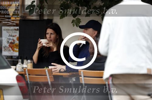 Amsterdam 13 oktober 2017 
Isa Hoes en Marc Marie Huybregts op terras