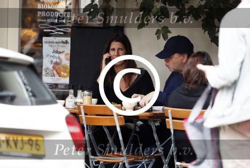 Amsterdam 13 oktober 2017 
Isa Hoes en Marc Marie Huybregts op terras