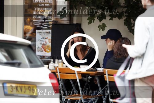 Amsterdam 13 oktober 2017 
Isa Hoes en Marc Marie Huybregts op terras