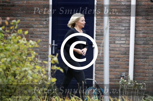 Nederhorst den Berg 4 oktober 2017
Jeanine Hennis-Plasschaert  wordt de dag na haar aftreden door haar chauffeur thuis opgehaald om haar ontslag aan te beiden bij Koning Willem Alexander