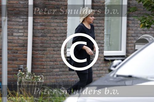 Nederhorst den Berg 4 oktober 2017
Jeanine Hennis-Plasschaert  wordt de dag na haar aftreden door haar chauffeur thuis opgehaald om haar ontslag aan te beiden bij Koning Willem Alexander