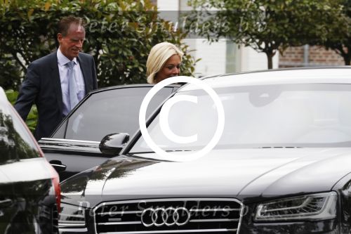 Nederhorst den Berg 4 oktober 2017
Jeanine Hennis-Plasschaert  wordt de dag na haar aftreden door haar chauffeur thuis opgehaald om haar ontslag aan te beiden bij Koning Willem Alexander