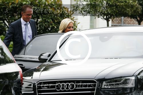 Nederhorst den Berg 4 oktober 2017
Jeanine Hennis-Plasschaert  wordt de dag na haar aftreden door haar chauffeur thuis opgehaald om haar ontslag aan te beiden bij Koning Willem Alexander