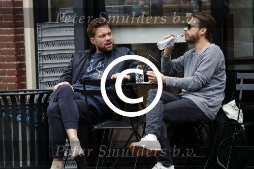Amsterdam 13 oktober 2017
Jelle de Jongmet een kennis op terras
