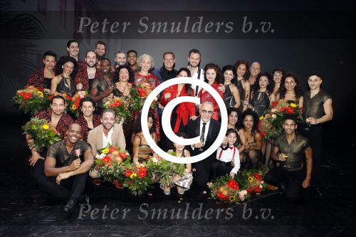 Utrecht 29 oktober 2017
Premiere on your feet in beatrixtheater in Utrecht. Gloria Estefan en haar man Emilio met Jim Bakkum  Vajen van den Bosch Nurlaila en Ellen Evers  tijdens het slotapplaus na afloop van de premiere van de musical On Your Feet!