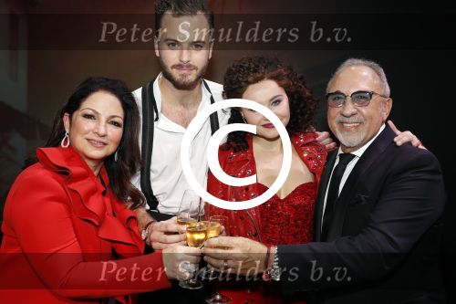 Utrecht 29 oktober 2017
Premiere on your feet in beatrixtheater in Utrecht. Gloria Estefan en haar man Emilio met Jim Bakkum  Vajen van den Bosch Nurlaila en Ellen Evers  tijdens het slotapplaus na afloop van de premiere van de musical On Your Feet!