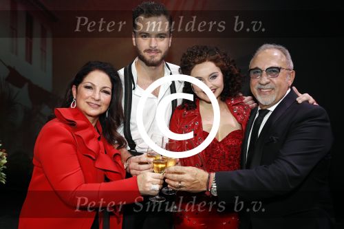 Utrecht 29 oktober 2017
Premiere on your feet in beatrixtheater in Utrecht. Gloria Estefan en haar man Emilio met Jim Bakkum  Vajen van den Bosch Nurlaila en Ellen Evers  tijdens het slotapplaus na afloop van de premiere van de musical On Your Feet!