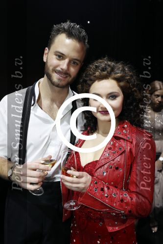 Utrecht 29 oktober 2017
Premiere on your feet in beatrixtheater in Utrecht. Gloria Estefan en haar man Emilio met Jim Bakkum  Vajen van den Bosch Nurlaila en Ellen Evers  tijdens het slotapplaus na afloop van de premiere van de musical On Your Feet!