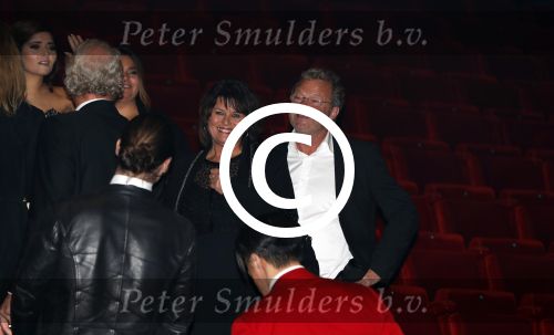 Utrecht 29 oktober 2017
Premiere on your feet in beatrixtheater in Utrecht. Gloria Estefan en haar man Emilio met Jim Bakkum  Vajen van den Bosch Nurlaila en Ellen Evers  tijdens het slotapplaus na afloop van de premiere van de musical On Your Feet! ouders Jim Bakkum