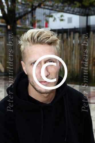 Amsterdam 26 oktober 2017 
De deelnemers-presentatie van het tv-programma Into The Waves Bovenste rij v.l.n.r. Miro Kloosterman, Joshua Nolet (ChefSpecila), Tim Douwsma, Donny Roelvink en Negativ (Maurits Delchot). Onderste rij v.l.n.r Nochtli Peralta Alvares, Touriya Haoud, Kay Nambiar, Christina Curry en Sonja Silva