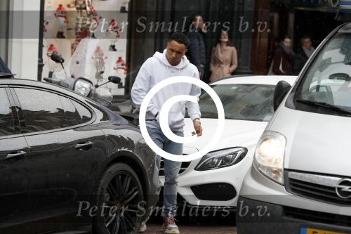 Amsterdam 11 november 2017
Kenny Tete met zijn nieuwe porsche panamera op de pc hooftstraat