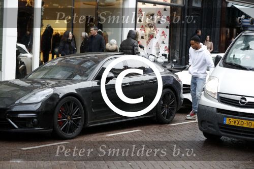 Amsterdam 11 november 2017
Kenny Tete met zijn nieuwe porsche panamera op de pc hooftstraat