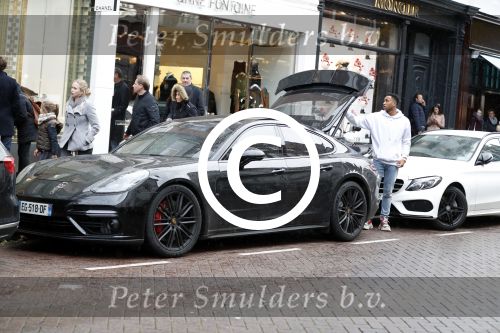 Amsterdam 11 november 2017
Kenny Tete met zijn nieuwe porsche panamera op de pc hooftstraat