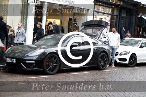 Amsterdam 11 november 2017
Kenny Tete met zijn nieuwe porsche panamera op de pc hooftstraat