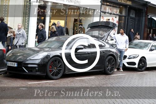 Amsterdam 11 november 2017
Kenny Tete met zijn nieuwe porsche panamera op de pc hooftstraat