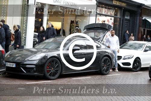 Amsterdam 11 november 2017
Kenny Tete met zijn nieuwe porsche panamera op de pc hooftstraat