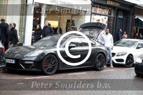 Amsterdam 11 november 2017
Kenny Tete met zijn nieuwe porsche panamera op de pc hooftstraat