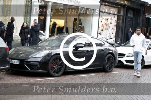Amsterdam 11 november 2017
Kenny Tete met zijn nieuwe porsche panamera op de pc hooftstraat