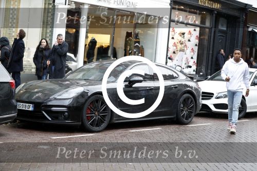 Amsterdam 11 november 2017
Kenny Tete met zijn nieuwe porsche panamera op de pc hooftstraat