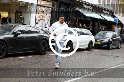 Amsterdam 11 november 2017
Kenny Tete met zijn nieuwe porsche panamera op de pc hooftstraat