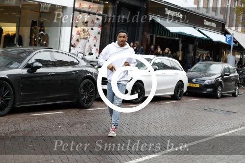 Amsterdam 11 november 2017
Kenny Tete met zijn nieuwe porsche panamera op de pc hooftstraat