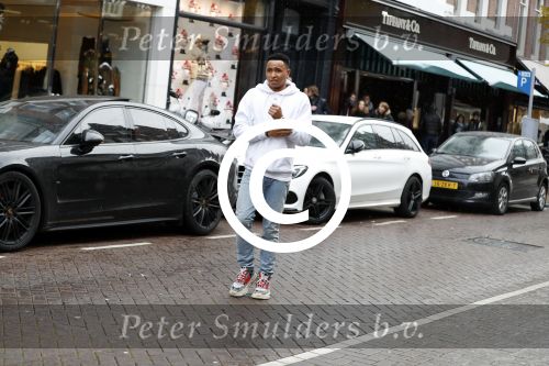 Amsterdam 11 november 2017
Kenny Tete met zijn nieuwe porsche panamera op de pc hooftstraat