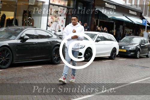 Amsterdam 11 november 2017
Kenny Tete met zijn nieuwe porsche panamera op de pc hooftstraat
