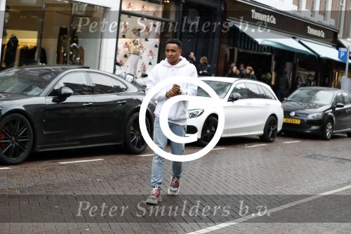 Amsterdam 11 november 2017
Kenny Tete met zijn nieuwe porsche panamera op de pc hooftstraat