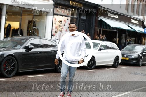 Amsterdam 11 november 2017
Kenny Tete met zijn nieuwe porsche panamera op de pc hooftstraat