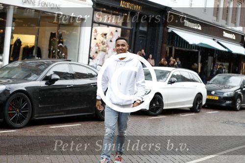 Amsterdam 11 november 2017
Kenny Tete met zijn nieuwe porsche panamera op de pc hooftstraat