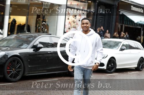 Amsterdam 11 november 2017
Kenny Tete met zijn nieuwe porsche panamera op de pc hooftstraat