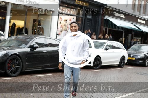 Amsterdam 11 november 2017
Kenny Tete met zijn nieuwe porsche panamera op de pc hooftstraat