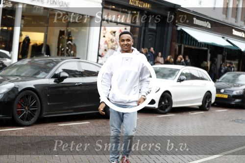 Amsterdam 11 november 2017
Kenny Tete met zijn nieuwe porsche panamera op de pc hooftstraat