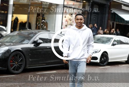 Amsterdam 11 november 2017
Kenny Tete met zijn nieuwe porsche panamera op de pc hooftstraat