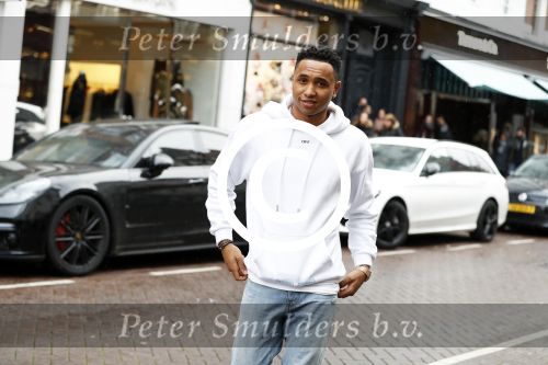 Amsterdam 11 november 2017
Kenny Tete met zijn nieuwe porsche panamera op de pc hooftstraat