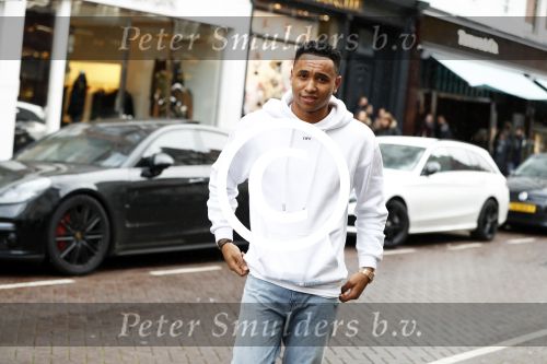 Amsterdam 11 november 2017
Kenny Tete met zijn nieuwe porsche panamera op de pc hooftstraat