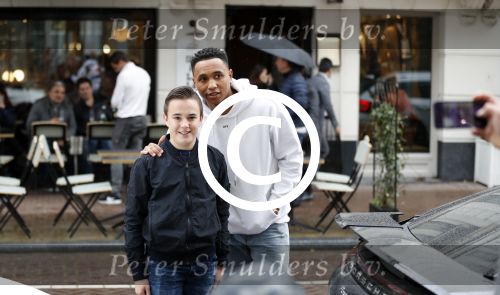 Amsterdam 11 november 2017
Kenny Tete met zijn nieuwe porsche panamera op de pc hooftstraat