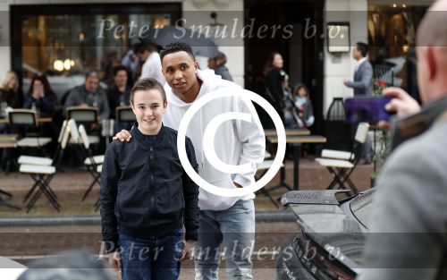 Amsterdam 11 november 2017
Kenny Tete met zijn nieuwe porsche panamera op de pc hooftstraat