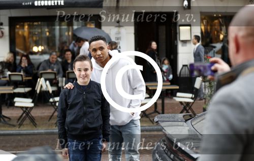 Amsterdam 11 november 2017
Kenny Tete met zijn nieuwe porsche panamera op de pc hooftstraat