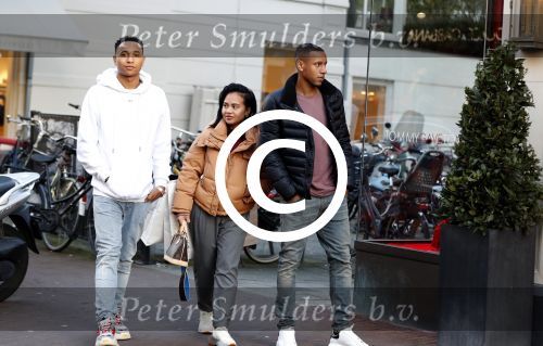 Amsterdam 11 november 2017
Kenny Tete met zijn nieuwe porsche panamera op de pc hooftstraat