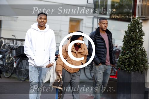 Amsterdam 11 november 2017
Kenny Tete met zijn nieuwe porsche panamera op de pc hooftstraat