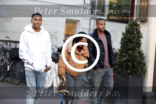 Amsterdam 11 november 2017
Kenny Tete met zijn nieuwe porsche panamera op de pc hooftstraat