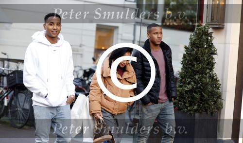 Amsterdam 11 november 2017
Kenny Tete met zijn nieuwe porsche panamera op de pc hooftstraat