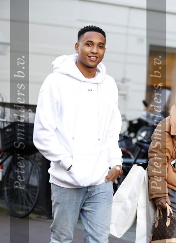 Amsterdam 11 november 2017
Kenny Tete met zijn nieuwe porsche panamera op de pc hooftstraat