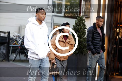 Amsterdam 11 november 2017
Kenny Tete met zijn nieuwe porsche panamera op de pc hooftstraat
