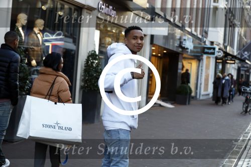 Amsterdam 11 november 2017
Kenny Tete met zijn nieuwe porsche panamera op de pc hooftstraat